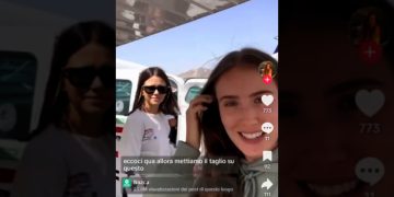 Federica Carnizzola e un'amica, prima del sorvolo sulle Linee di Nazca