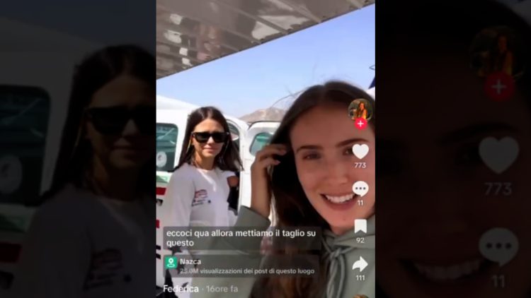 Federica Carnizzola e un'amica, prima del sorvolo sulle Linee di Nazca
