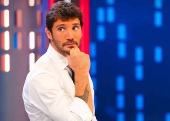 Primo piano di Stefano De Martino a Affari Tuoi