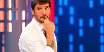 Primo piano di Stefano De Martino a Affari Tuoi