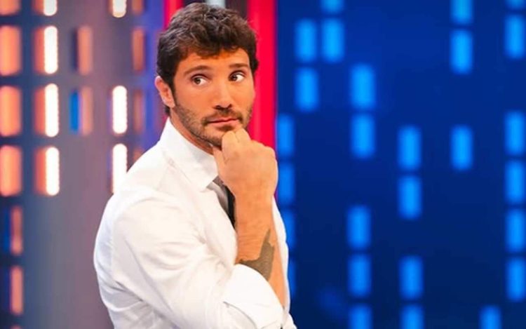 Primo piano di Stefano De Martino a Affari Tuoi