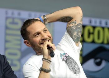 Tom Hardy rappa con la voce di Bane: l'attore debutta col suo album hip hop