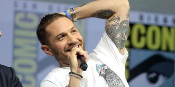 Tom Hardy rappa con la voce di Bane: l'attore debutta col suo album hip hop