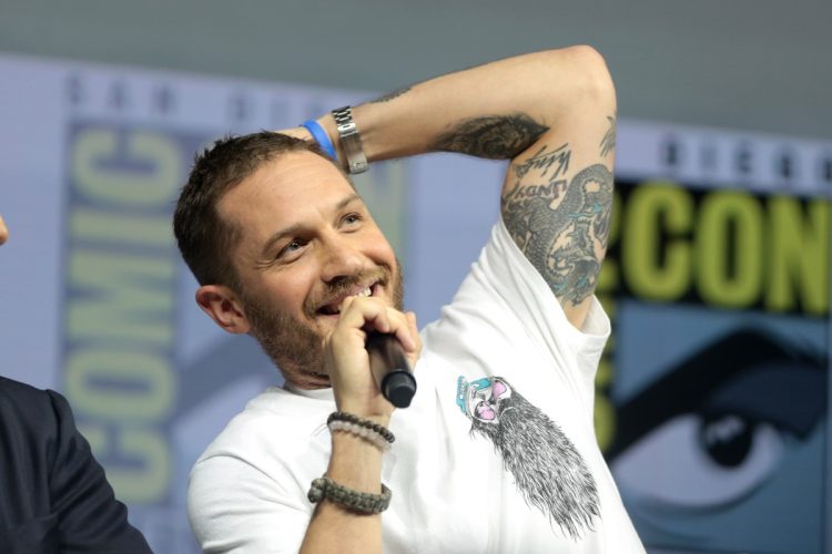 Tom Hardy rappa con la voce di Bane: l'attore debutta col suo album hip hop
