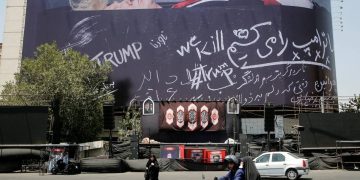 Iran, il murale con Trump nella bara rilancia la promessa di vendetta per Khamenei