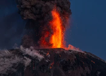 Etna, sale verso la vetta durante il temporale e viene colpito da un fulmine: morto turista americano