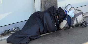 Un clochard ferito in piazza Sant'Anna a Caserta è morto in ospedale; la Guardia di Finanza ha poi arrestato un uomo ucraino