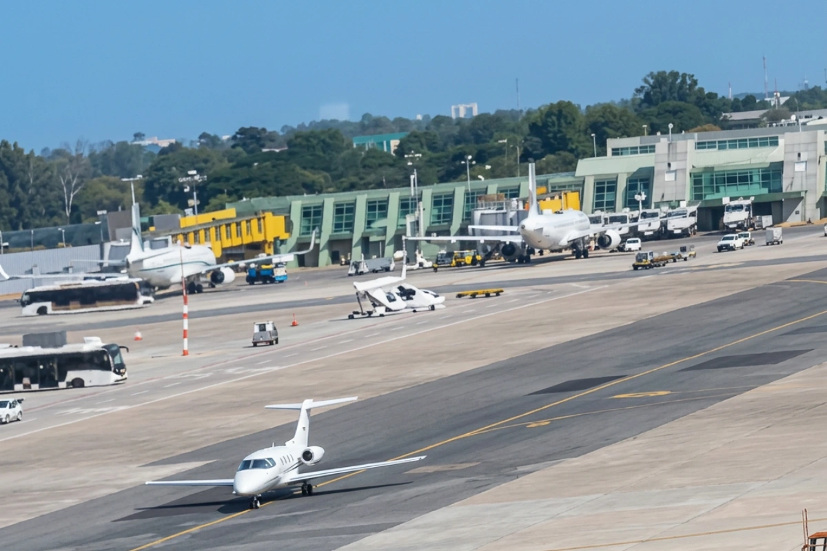 Incidente a Linate, una Panda si schianta contro un jet privato | VIDEO