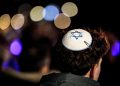Un uomo ebreo che indossa una kippah