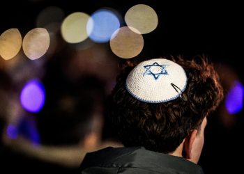 Un uomo ebreo che indossa una kippah