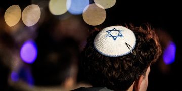 Un uomo ebreo che indossa una kippah