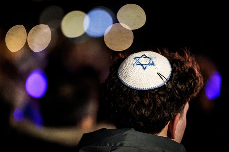 Un uomo ebreo che indossa una kippah