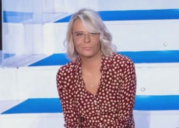 Maria De Filippi seduta sulle scale di Uomini e Donne