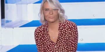 Maria De Filippi seduta sulle scale di Uomini e Donne