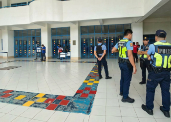 Agenti polizia filippina in una scuola a Zamboanga City. Filippine: sparatoria a Zamboanga, due morti in una scuola superiore