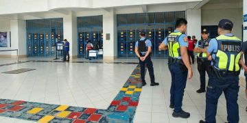 Agenti polizia filippina in una scuola a Zamboanga City. Filippine: sparatoria a Zamboanga, due morti in una scuola superiore