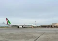 Aereo di linea Aeroitalia fermo sul piazzale dell'aeroporto