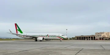 Aereo di linea Aeroitalia fermo sul piazzale dell'aeroporto