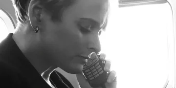 Julia Curlee transgender parla al telefono in bianco e nero