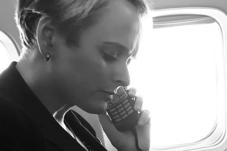 Julia Curlee transgender parla al telefono in bianco e nero