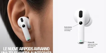 AirPod bianco con telecamera integrata e LED di privacy, indossato in un orecchio.