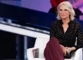 Maria De Filippi, conduttrice, seduta in studio televisivo