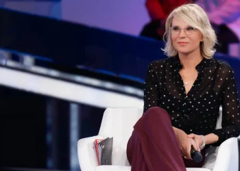 Maria De Filippi, conduttrice, seduta in studio televisivo