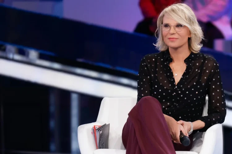 Maria De Filippi, conduttrice, seduta in studio televisivo