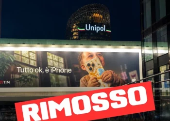 Maxi cartellone pubblicitario Apple rimosso, bambino con iPhone Milano.