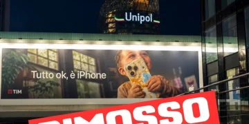 Maxi cartellone pubblicitario Apple rimosso, bambino con iPhone Milano.