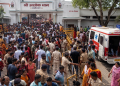 Folla, polizia e ambulanza all'esterno del tempio Ashok Dham in India. India, panico nel tempio indù: almeno sette morti nella calca