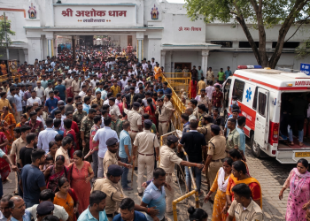 Folla, polizia e ambulanza all'esterno del tempio Ashok Dham in India. India, panico nel tempio indù: almeno sette morti nella calca