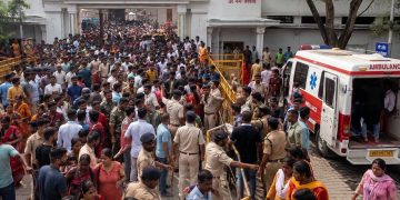 Folla, polizia e ambulanza all'esterno del tempio Ashok Dham in India. India, panico nel tempio indù: almeno sette morti nella calca