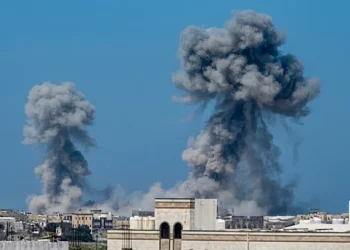Attacco Houthi ad al‑Makha: 7 morti, rischio per le rotte marittime