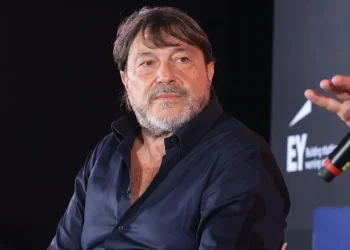 Sigfrido Ranucci in primo piano con barba e camicia scura