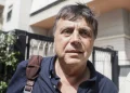 Uomo di mezza età, Luigi Lavitola, indossa camicia blu, all'aperto.
