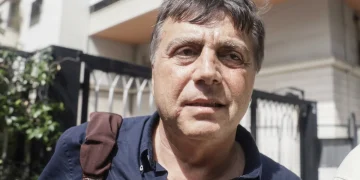 Uomo di mezza età, Luigi Lavitola, indossa camicia blu, all'aperto.