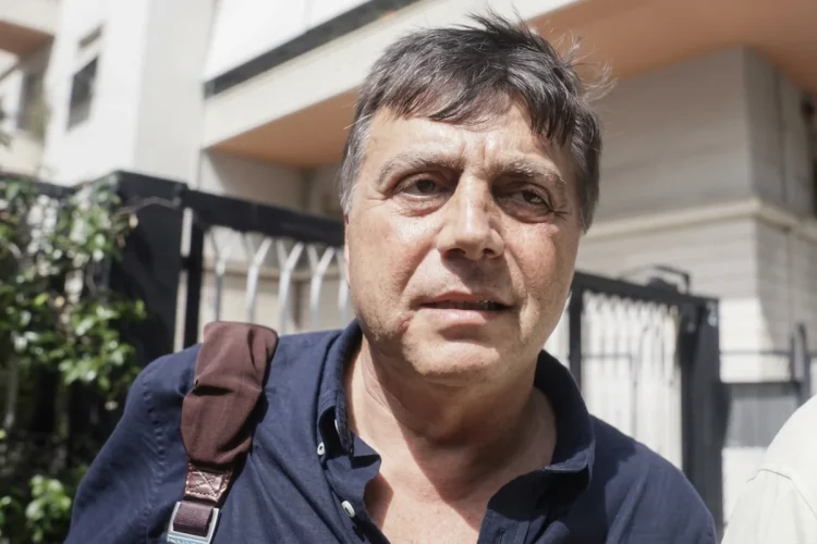 Uomo di mezza età, Luigi Lavitola, indossa camicia blu, all'aperto.
