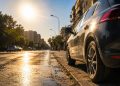 immagine di un'auto parcheggiata sull'asfalto in una gionata di caldo estremo