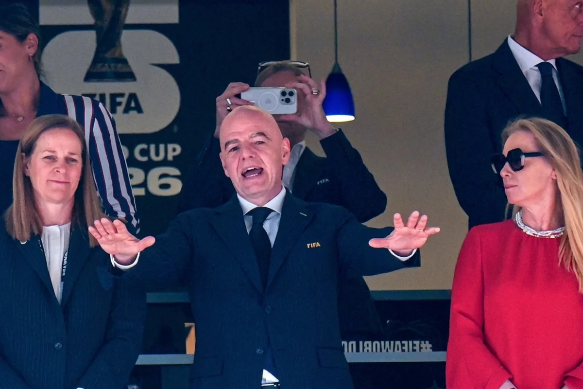 Gianni Infantino parla ad un evento FIFA, logo Mondiale 2026