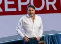 Sigfrido Ranucci sorride nello studio televisivo del programma Report.