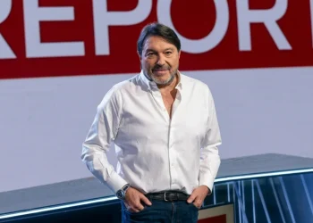 Sigfrido Ranucci sorride nello studio televisivo del programma Report.