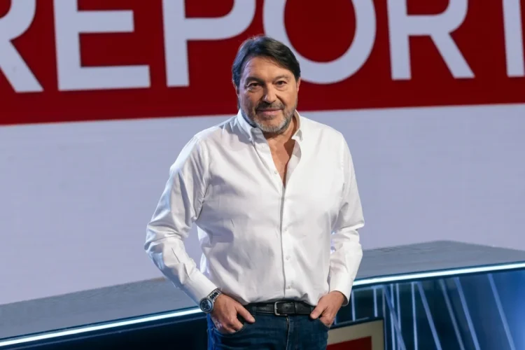 Sigfrido Ranucci sorride nello studio televisivo del programma Report.
