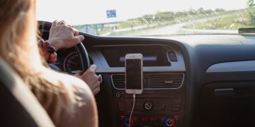 Donna in macchina multata per guida con cellulare. la sua difesa: "Era una zucchina"