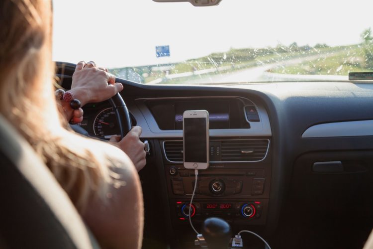 Donna in macchina multata per guida con cellulare. la sua difesa: "Era una zucchina"
