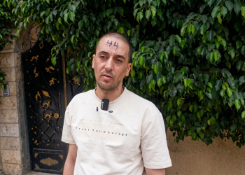 Uomo palestinese con numero 44 scritto sulla fronte. Palestinesi marchiati con numeri dopo un blitz dell'Idf a Qabatiyah