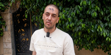 Uomo palestinese con numero 44 scritto sulla fronte. Palestinesi marchiati con numeri dopo un blitz dell'Idf a Qabatiyah