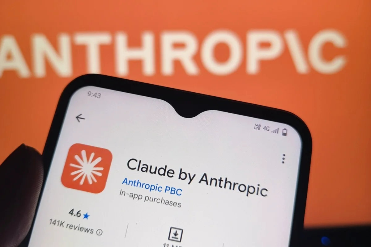 Schermo di smartphone mostra app Claude di Anthropic, logo e nome.