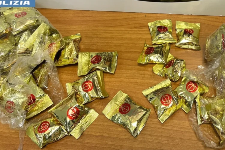 Confezioni dorate di biscotti della fortuna contenenti cocaina su un tavolo