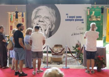 Don Mazzi, l’ultimo saluto a Sant'Ambrogio: presente anche il sindaco Sala